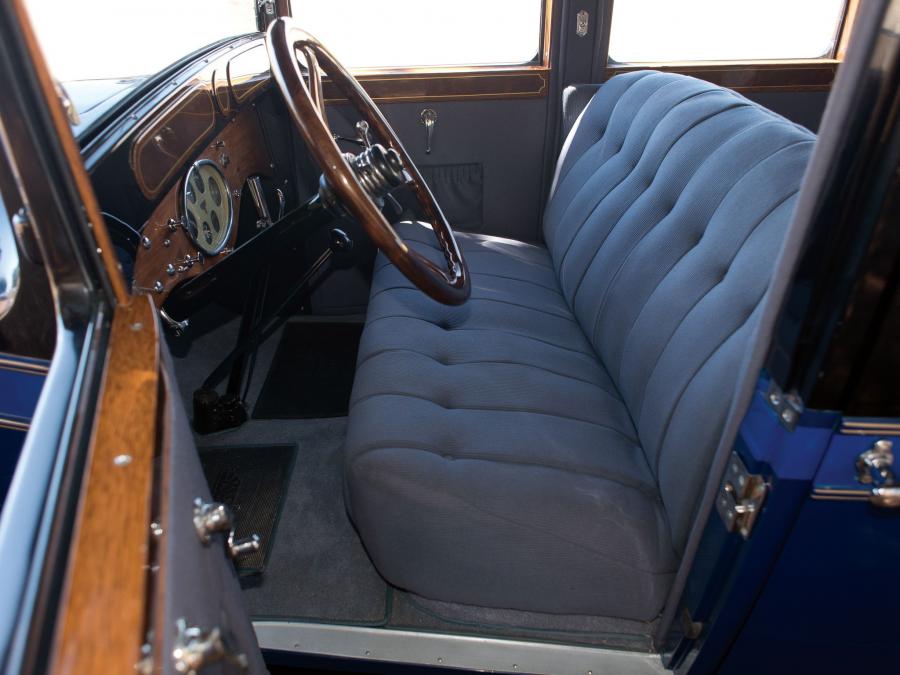 Интерьер Stutz Model AA Vertical Eight 5-Passenger Sedan 1926 года  (фото 10 из 14)